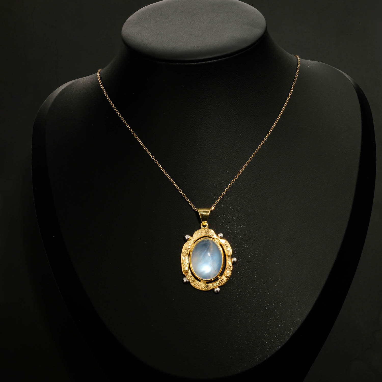 verzierte-mondstein-haelskette-gold-silber Verzierter Regenbogen-Mondstein-Anhänger mit blauem Schimmer in 925er Silber vergoldet