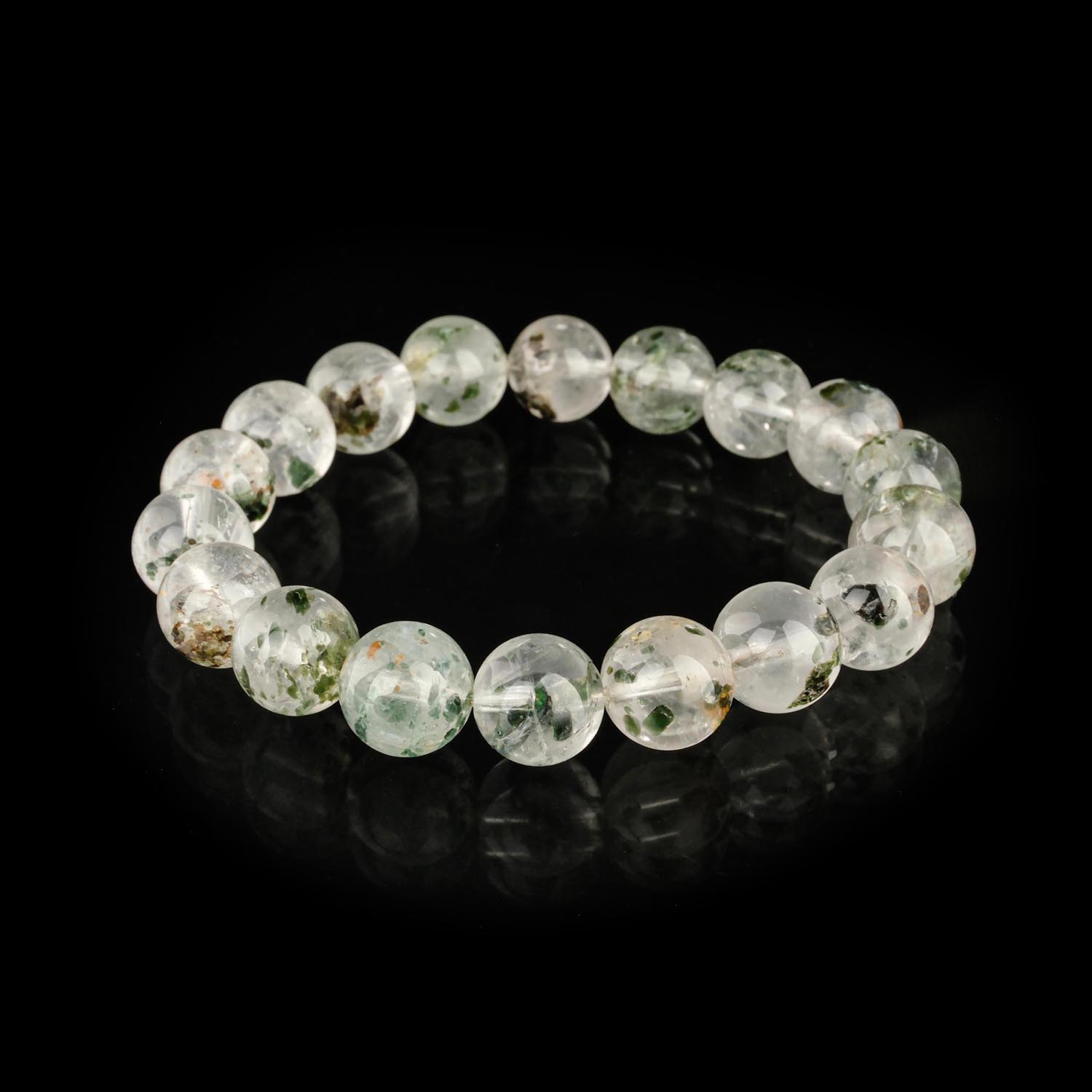 yasil-turmalin-kuvars-bilerzik-12mm Ağ fonda 11-12mm turmalin daxil olan yaşıl turmalinli kuvars bilərzik