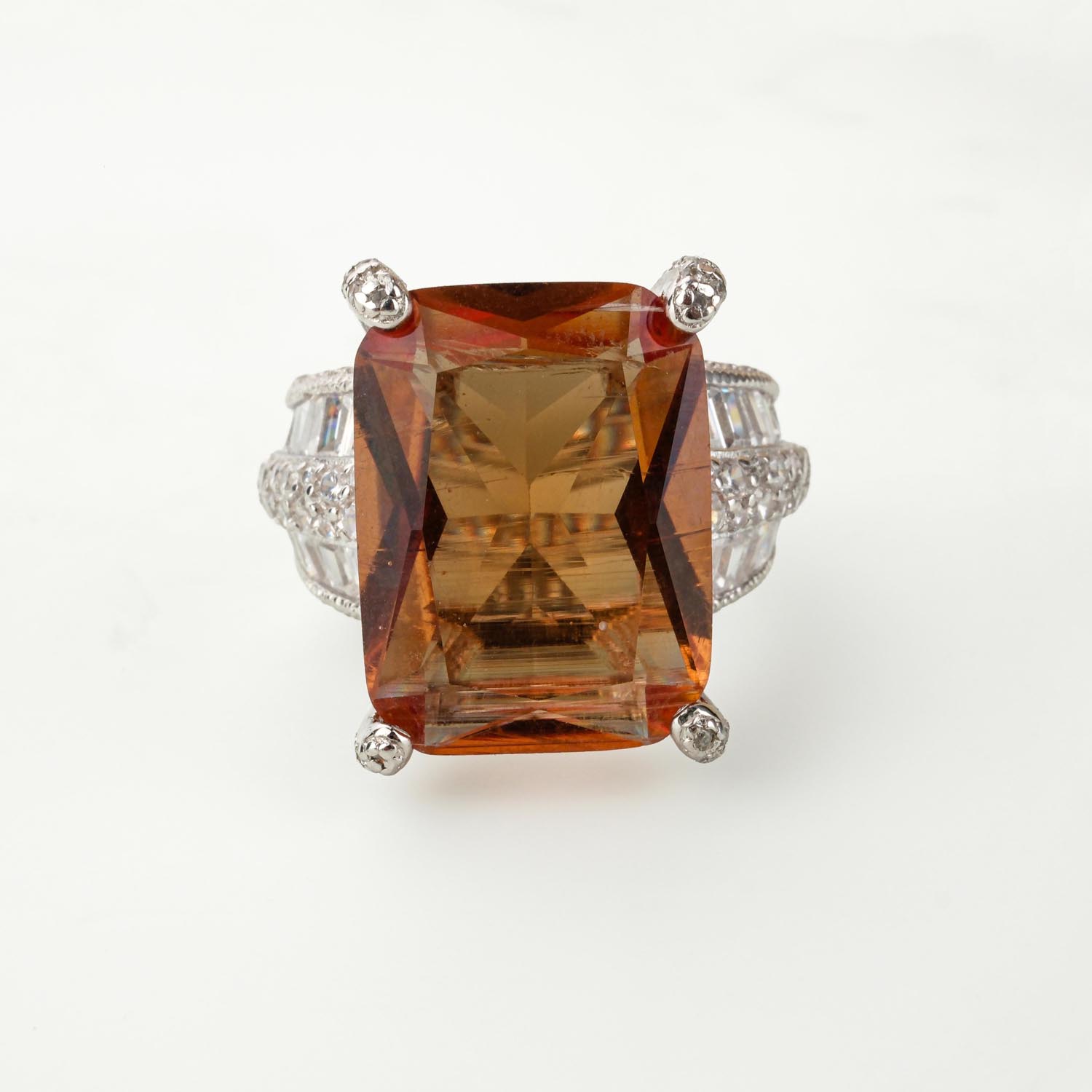 خاتم-زولتانيت-فضة-قص-زمرد خاتم زولتانيت كبير بقص الزمرد في فضة 925 مع حلقة مرصعة بالزركون