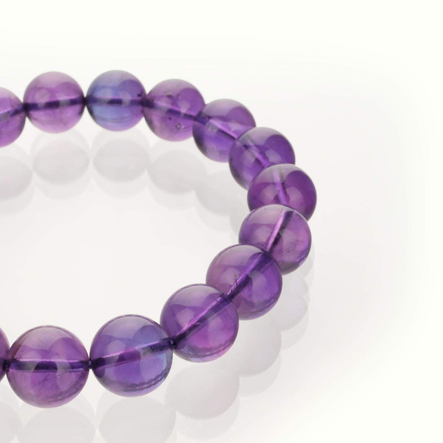 سوار-جمشت-في-آي-بي-10a-خرز-9-ملم-بنفسجي سوار جمشت جودة عالية 10A+ بخرز بنفسجي مقاس 9-10 ملم على سطح أبيض