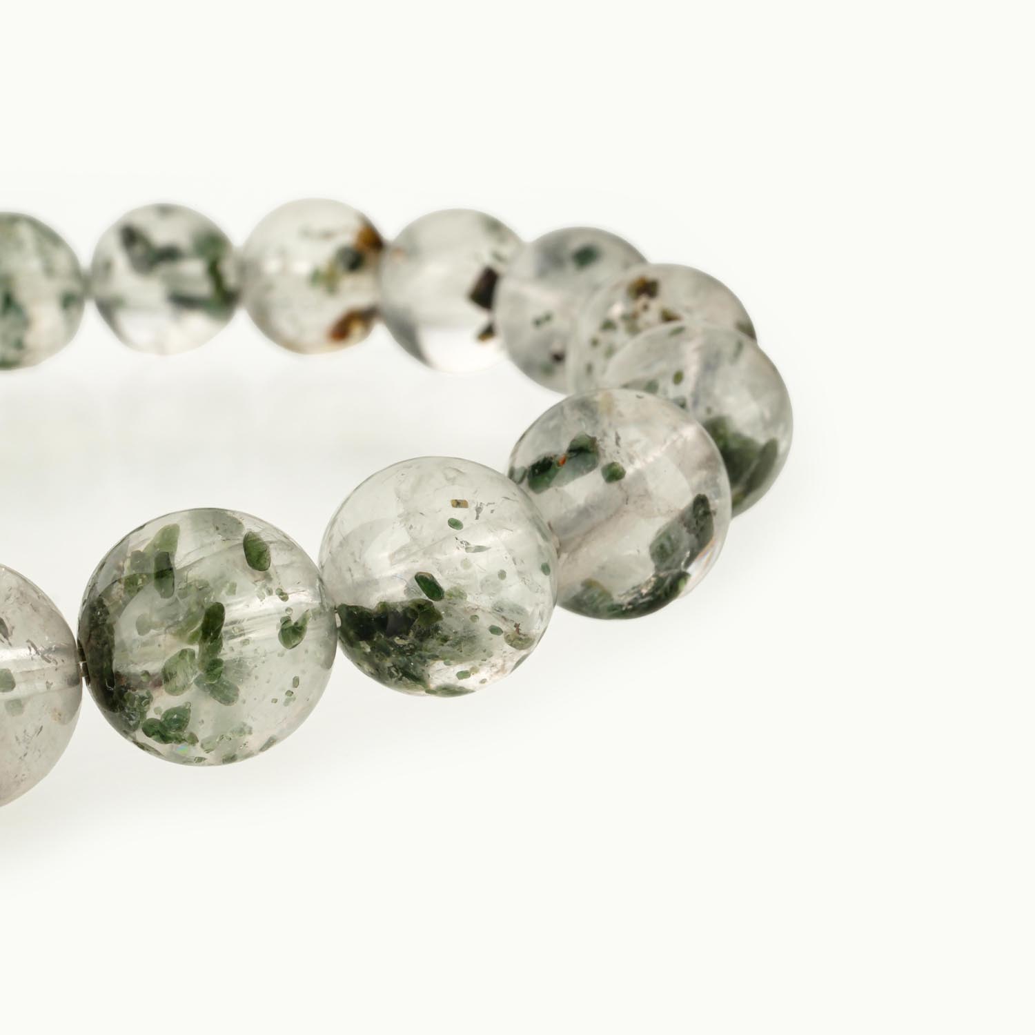 سوار-كوارتز-التورمالين-الأخضر-12مم سوار كوارتز التورمالين الأخضر 11-12 مم مع شوائب التورمالين على سطح أبيض