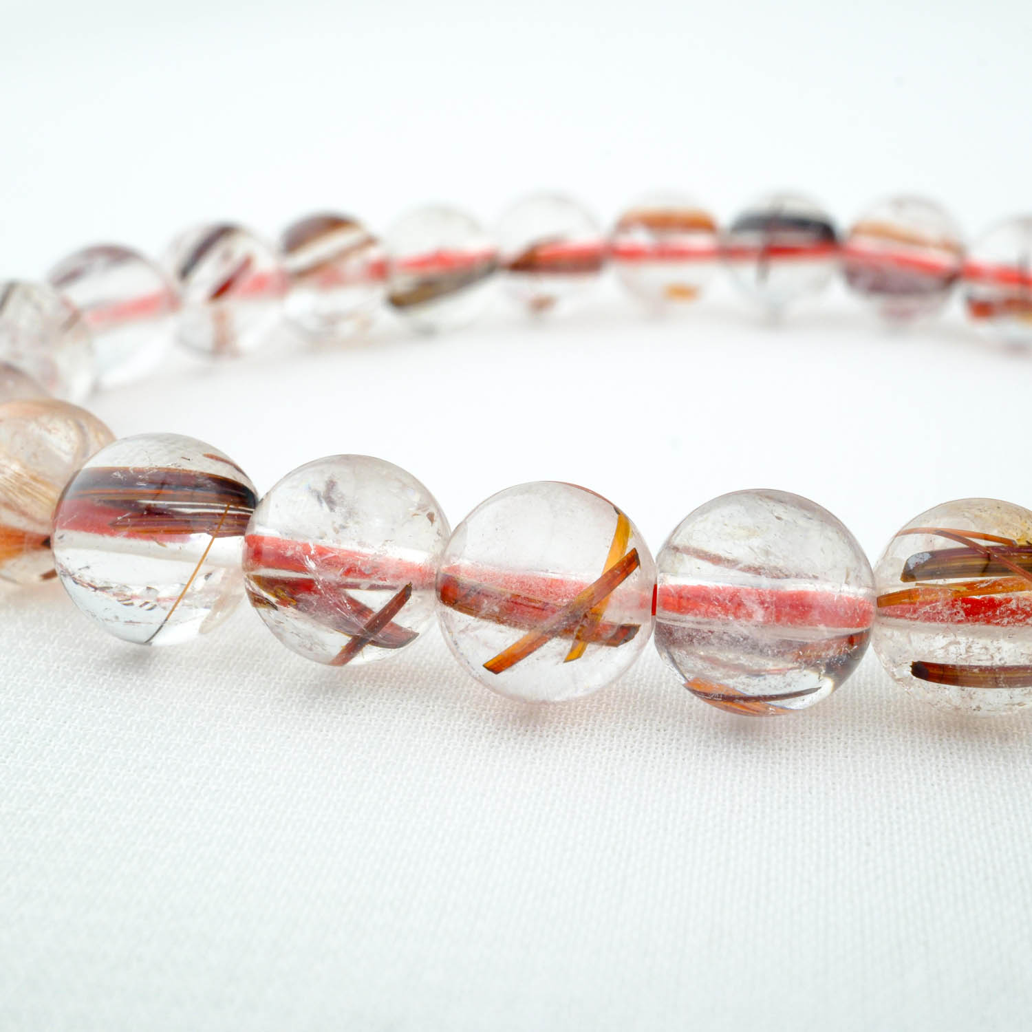 سوار-كوارتز-روتيل-أحمر-5a-10مم سوار كوارتز روتيل أحمر جودة 5A+ بخرز 9-10 ملم على سطح أبيض