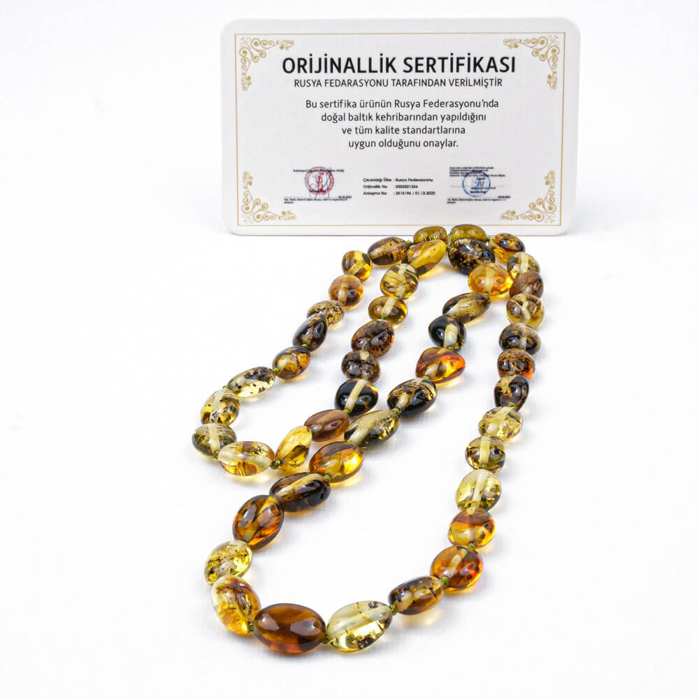 عقد كهرمان بلطيقي أصلي معتمد للبالغين بخرز باروكي مصقول أخضر وكونياك، معروض في صندوق خشبي.