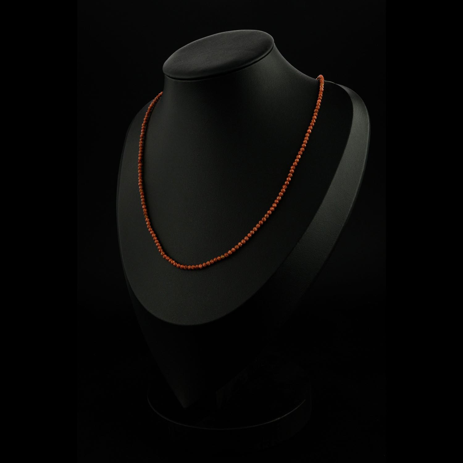 قلادة-حجر-الشمس-مصقول-2مم قلادة رقيقة 2مم من حجر الشمس البني (جولد ستون) المصقول على سطح أبيض