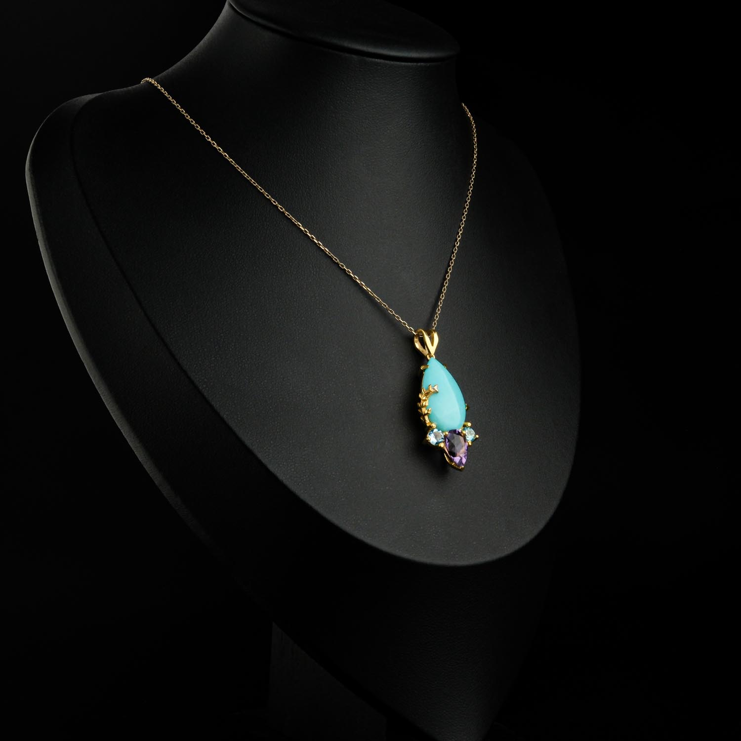 قلادة-فيروز-جمشت-توباز-فضة-مطلي-ذهب قلادة من الفضة 925 مطلية بالذهب بقلادة من الفيروز الأصلي مع لمسات من الجمشت والتوباز الأزرق