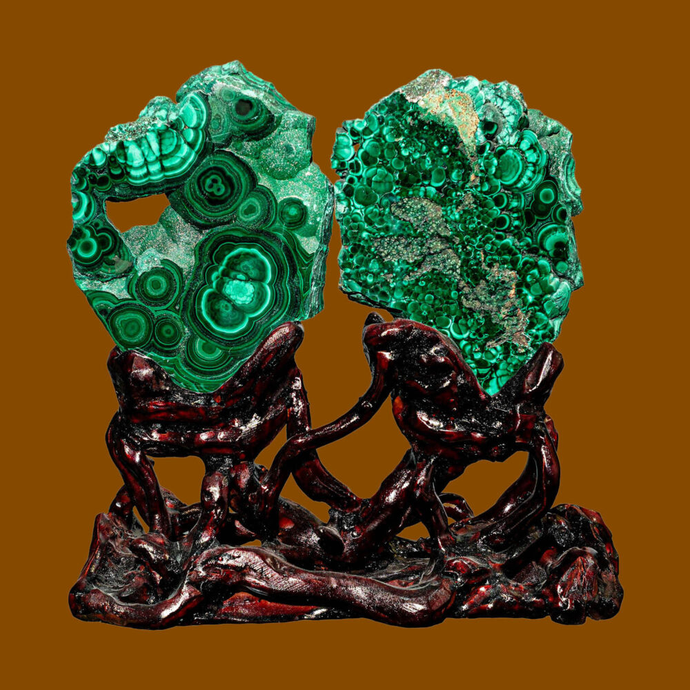 Rebanada de malaquita natural pulida en soporte de exhibición con bandas verdes vibrantes