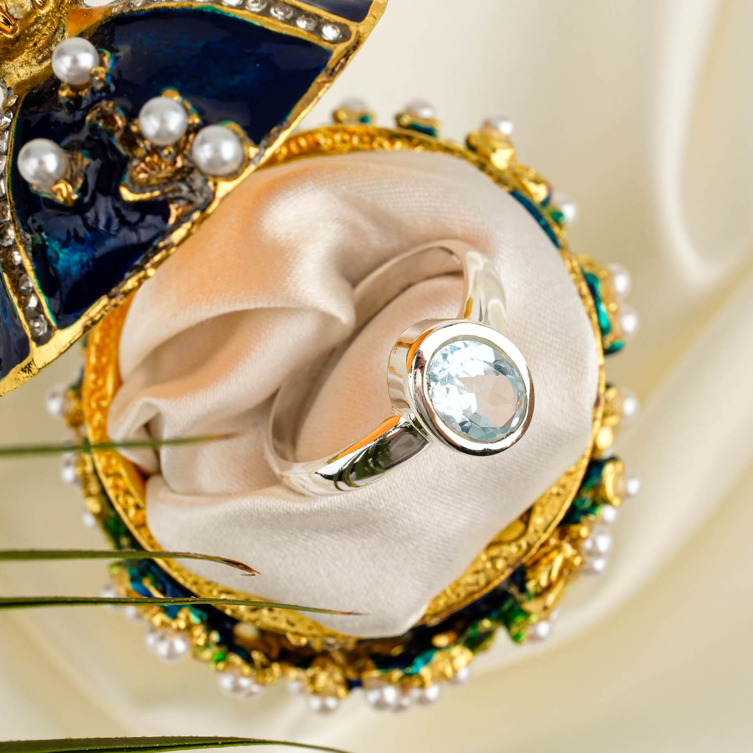 Blue Topaz oval solitaire ring with split shank in 925 sterling silver